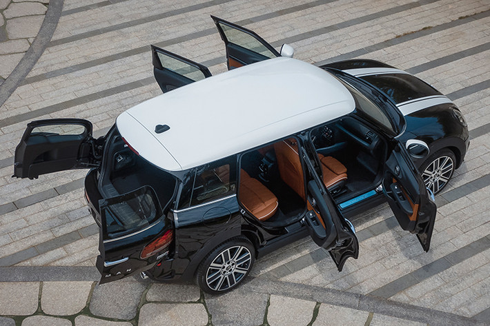 Không chỉ thời trang bên ngoài, MINI Clubman 2020 còn rộng rãi bên trong nhờ chiều dài cơ sở 2.670 mm. Thậm chí, Clubman 2020 còn là mẫu xe có khoảng cách giữa 2 trục bánh xe lớn nhất trong gia đình MINI. Điều này mang đến thể tích khoang hành lý 360 lít cho xe. Nếu hàng ghế sau gập xuống theo tỷ lệ 40:20:40, thể tích khoang hành lý sẽ được tăng lên 1.250 lít.