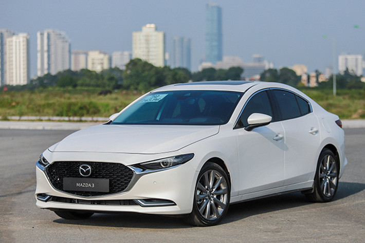 Mazda 3 động cơ 1.5L tiêu thụ 5,47l/100km. Mẫu xe này là cái tên thành công nhất phân khúc xe cỡ C tại thị trường Việt Nam hiện nay. Xe có sự thay đổi mạnh mẽ từ thiết kế đến trang bị công nghệ, mang đến nhiều trải nghiệm thú vị và nhất là cảm giác cao cấp hơn so với một mẫu xe hạng C phổ thông. Tuy nhiên mức giá xe Mazda 3 thế hệ mới cũng khá cao