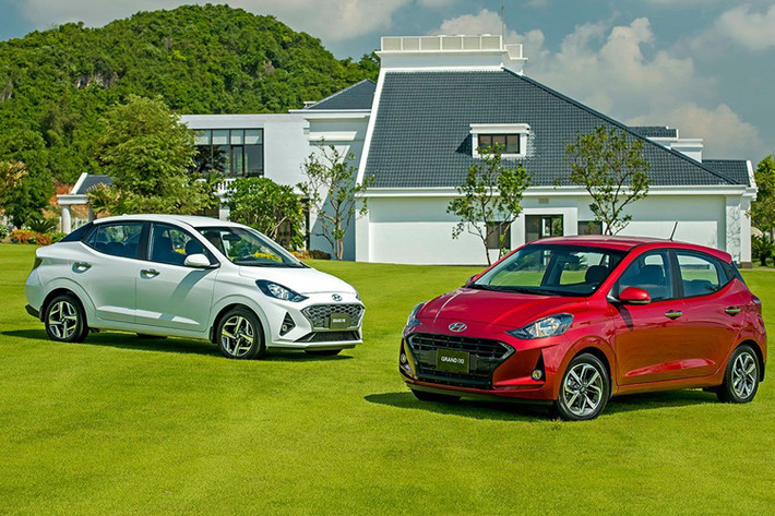 Hyundai Grand i10 động cơ 1.2L tiêu thụ 5,4l/100 km. Mẫu xe thuộc dòng xe cỡ nhỏ hạng A của nhà sản xuất từ Hàn Quốc. Grand i10 sở hữu kích thước lớn hàng đầu phân khúc, đem đến một không gian thoải mái tối đa. Hyundai Grand i10 là một chiếc xe thích hợp để vận hành trong thành phố. Mẫu xe này có đa dạng các phiên bản hatchback và sedan với mức giá trải rộng từ 360 - 455 triệu đồng.