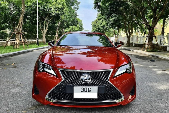 Ngoại thất Lexus RC 300 2020 cũng được cải tiến ở phần đầu xe với lưới tản nhiệt dạng tổ ong thay vì nan dọc với viền mạ crom, trung tâm là logo thương hiệu. Hệ thống đèn của RC300 facelift được trang bị công nghệ Full-Led, đèn pha là 3 bóng LED xếp tầng theo chiều dọc, đèn chạy ban ngày cùng xi-nhan được kết hợp.