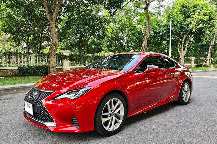 Lexus RC 300 tại Việt Nam được xem là mẫu xe không dành cho số đông mà phù hợp với khách hàng tìm kiếm sự khác biệt và trẻ trung cao cấp. Mới đây, một người dùng đã chào bán chiếc Lexus RC 300 đời 2020 chỉ mới lăn bánh khoảng 4000km với ngoại thất nguyên bản còn như mới.