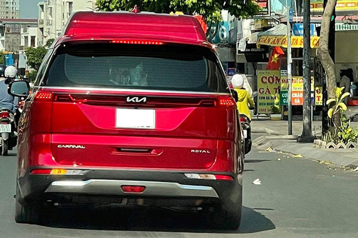 Về mặt sức mạnh, mẫu xe Kia Carnival Royal 2022 tại Việt Nam hiện chỉ có duy nhất động cơ diesel 2.2L. Khối động cơ này sản sinh công suất 199 mã lực, mô-men xoắn cực đại 440 Nm. Sức mạnh được truyền đến cầu trước thông qua hộp số tự động 8 cấp.