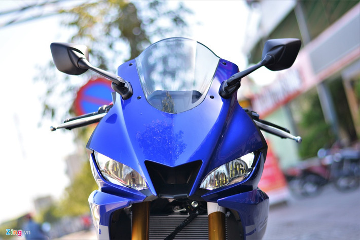 Hãng xe máy Yamaha đã mang thiết kế đầu đèn của những dòng xe khác thuộc dòng R-Series sang R3 2020. Cụm đầu đèn mới này cho cảm giác sắc nét và dữ tợn hơn thế hệ cũ.