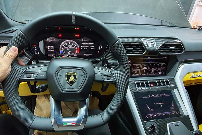 Ngoài thiết kế hoàn toàn mới, Urus cũng là chiếc Lamborghini được trang bị nhiều công nghệ giải trí hiện đại nhất như kết nối Apple CarPlay và Android Auto, loa Bang & Olufsen với công suất 1.700 W. Màn hình hiển thị head-up, giao diện dành cho điện thoại thông minh Lamborghini hay 2 màn hình thông minh giải trí cho hàng ghế sau.