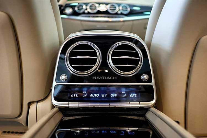 Giữa 2 hàng ghế thương gia của hành khách là các vật dụng như bộ ly champagne bằng bạc được chế tác bởi Robbe & Berking cùng ngăn đựng ly thiết kế tinh xảo, tủ lạnh 8,5 lít, bàn gấp và hệ thống giải trí với đầu đọc Blue-Ray.