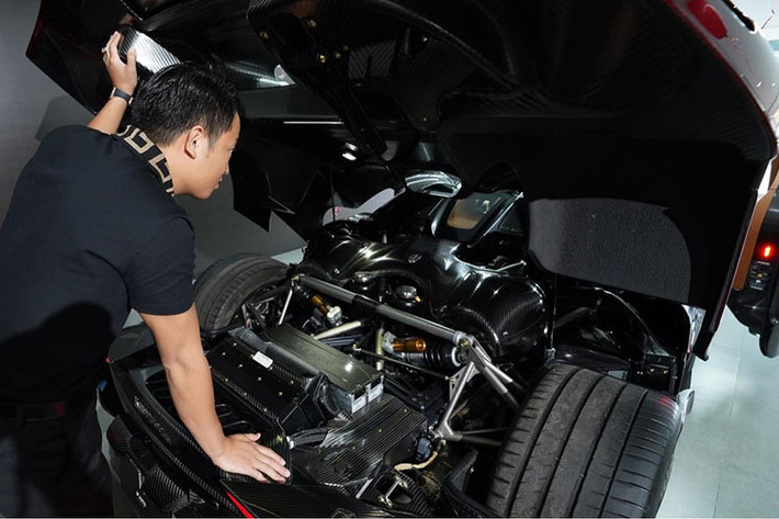 Hiện chiếc xe megacar Koenigsegg Regera đầu tiên tại Việt Nam đang được Hoàng Kim Khánh "ém hàng" để chờ ngày 5/3 tới đây mới lăn bánh lần đầu tiên tại dải đất hình chữ S. Địa điểm được doanh nhân quận 12 chọn là thành phố Đà Nẵng.