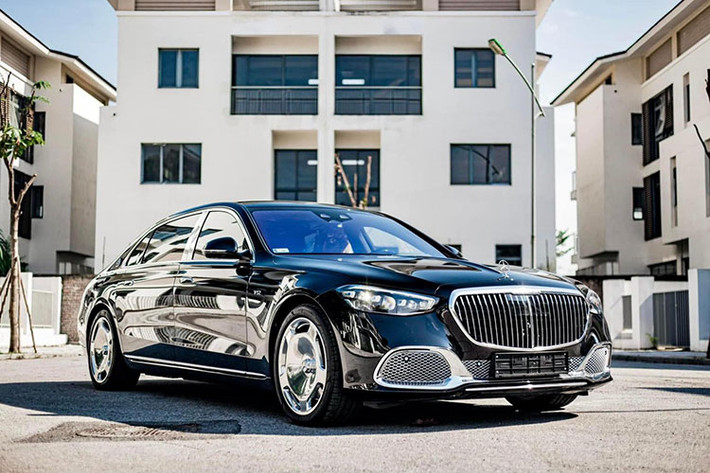 Mặc dù Mercedes-benz Việt Nam thông báo giá chính thức 15,99 tỷ đồng của mẫu Maybach S680 4 Matic đến các đại lý. Tuy nhiên, do mức độ hiếm và khan hàng nên nhiều đại gia Việt vẫn tìm đến các đại lý tư nhân để "đặt hàng" xe siêu sang Mercedes-Maybach S680 2022 mới cho riêng mình bởi nhiều lý do khác nhau.