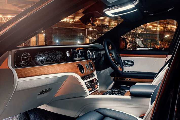 Dòng xe siêu sang Rolls-Royce Ghost thế hệ mới có những thay đổi mạnh mẽ ở ngoại hình với 2 chi tiết dễ nhận ra nhất là đèn pha LED và đèn hậu cũng dạng LED. Bên cạnh đó là 1 số chi tiết "huyền thoại" của xe Rolls-Royce được sửa đổi lại thiết kế. Ghost 2021 cũng có bộ mâm đa chấu kép mới.