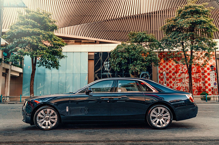 Cụ thể, đại lý Rolls-Royce chính hãng Việt Nam có chi nhánh đặt tại TP HCM, đã chào hàng Rolls-Royce Ghost thế hệ mới với các đại gia Việt với mức giá từ 30 tỷ đồng cho bản tiêu chuẩn và thông tin chúng tôi có được là phiên bản Rolls-Royce Ghost 2021 trục cơ sở dài có giá lên đến 33,333 tỷ đồng.