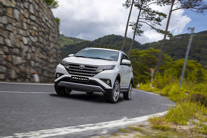 Toyota Rush được nhập khẩu nguyên chiếc từ Indonesia, ra mắt Việt Nam lần đầu vào năm 2018 và tiếp theo là phiên bản nâng cấp vào năm ngoái. Sau khi điều chỉnh, giá xe Toyota Rush vẫn cao hơn đối thủ trực tiếp cùng phân khúc tại thị trường Việt Nam.