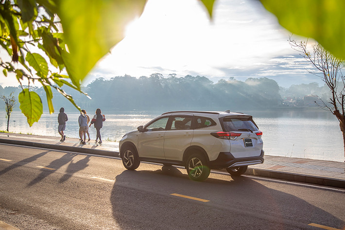 Khác với những người anh em khác, trong năm nay mẫu MPV lai SUV này không được nâng cấp phiên bản mới, do đó việc Toyota Rush giảm giá bán tới 35 triệu xuống 633 triệu đồng có thể xem là một động thái “an ủi” nhằm thúc đẩy doanh số, thu hút sự quan tâm của khách hàng Việt.