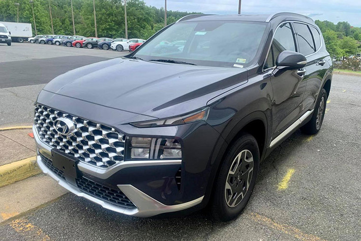 Hyundai SantaFe 2021 mới là mẫu xe nhận được sự quan tâm lớn nhất của người tiêu dùng Việt. Sức hấp dẫn của mẫu SUV này càng trở nên "nóng" hơn khi những hình ảnh nội ngoại thất của SantaFe thế hệ mới xuất hiện tràn lan trên mạng xã hội. Điều đó chứng tỏ ngày ra mắt của mẫu xe này đang đến gần và người Việt càng thêm háo hức.