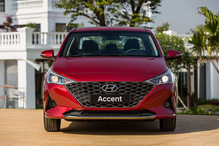 Về giá bán, bản nâng cấp mới Hyundai Accent 2021 có giá bằng phiên bản cũ từ 426,1 - 542,1 triệu đồng. Tuy nhiên, chỉ sau một ngày ra mắt Accent 2021 được đại lý bán xe cap hơn từ 20 – 30 triệu đồng khiến cho nhiều người băn khoăn. Bước sang tháng 1/2021 năm 2021, mẫu sedan hạng B của Hyundai đã dần “hạ nhiệt” xuống mức giá tương đương giá niêm yết, đồng thời còn tặng kèm một số phụ kiện có giá trị.