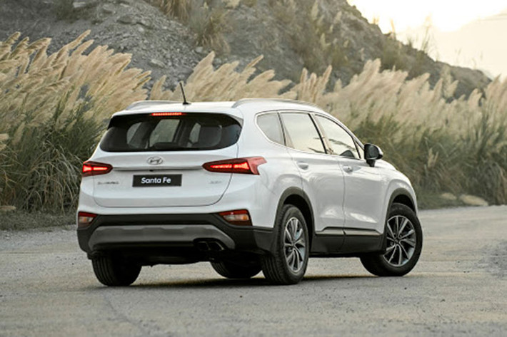 Hyundai SantaFe đang được phân phối với 6 phiên bản cùng mức giá từ 995 triệu đồng đến 1,245 tỷ đồng. Tại Việt Nam Hyundai SantaFe cạnh tranh trực tiếp với các đối thủ như Toyota Fortuner, Ford Everest, Mazda CX-8, Mitsubishi PajeroSport…
