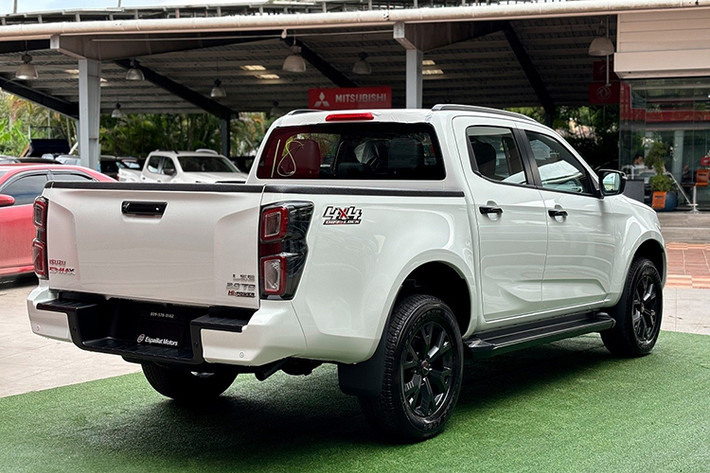Chẳng hạn, một đại lý đang chào bán Isuzu D-Max phiên bản Type Z với mức giảm 140 triệu đồng. Vì vậy, người mua cần tham khảo để chọn được đơn vị cung cấp bảng giá xe bán tải Isuzu D-Max Type Z kèm ưu đãi hấp dẫn nhất.