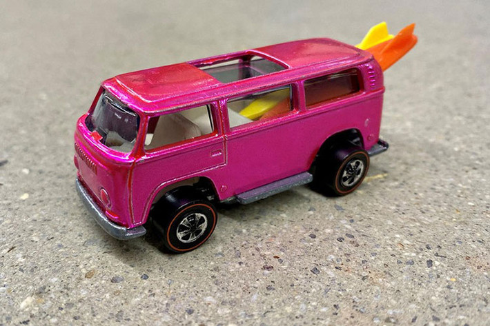 Phiên bản nguyên mẫu của món đồ chơi Hot Wheels này có thể được nhận ra ngay lập tức với tấm ván lướt sóng treo ra cửa sổ sau; thiết kế bản sản xuất cuối cùng có các tấm ván lướt sóng được gắn sang hai bên để xe ít bị nghiêng về phía sau hơn. Chỉ một số ít trong số những nguyên mẫu có độ cân bằng kém đó được tạo ra, và cũng chỉ có nhân viên của Mattel mới tiếp cận được, và trong số đó, màu hồng là hiếm nhất.