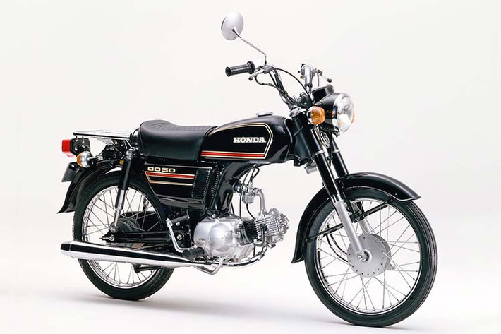 Honda vẫn sử dụng động cơ xi-lanh đơn 4 thì làm mát bằng gió, loại động cơ vận hành êm ái ngay khi xe chạy với tốc độ chậm trong phố. Khi ra mắt đến nay, CD 50 Benly có hai màu đen và xám kim loại được tô điểm bằng bình xăng mang màu đen hoặc màu đỏ kim loại Canopus.