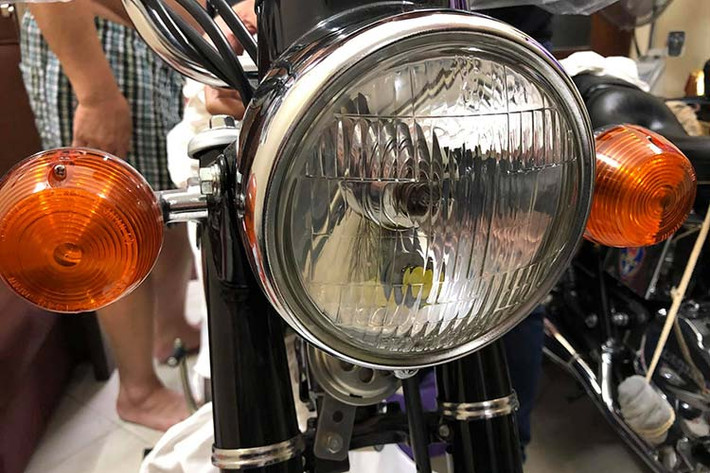 Mới đây, một chiếc xe cổ thuộc dòng xe Honda CD50 Benly được sản xuất từ năm 1980 bất ngờ được rao bán công khai trên mạng xã hội với mức giá bán cao không tưởng khiến nhiều người "phát hoảng": hơn 800 triệu đồng, đắt ngang ngửa một chiếc xe ôtô Honda HR-V đời mới.