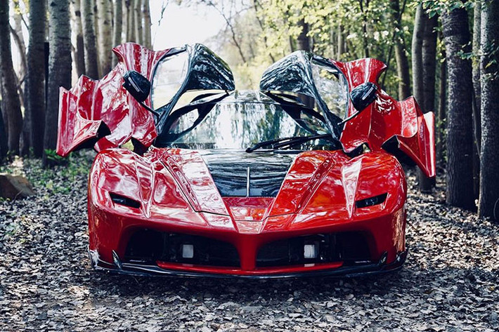 Hiện nay, Ferrari không sản xuất thêm chiếc LaFerrari nào nữa và mỗi chiếc trong số 500 chiếc đã được chế tạo đều có giá trị cao hơn hẳn lúc ban đầu. Trong một cuộc đấu giá, một chiếc siêu xe Ferrari LaFerrari có thể được trao tay với giá vài triệu USD, thậm chí là hơn thế nữa.