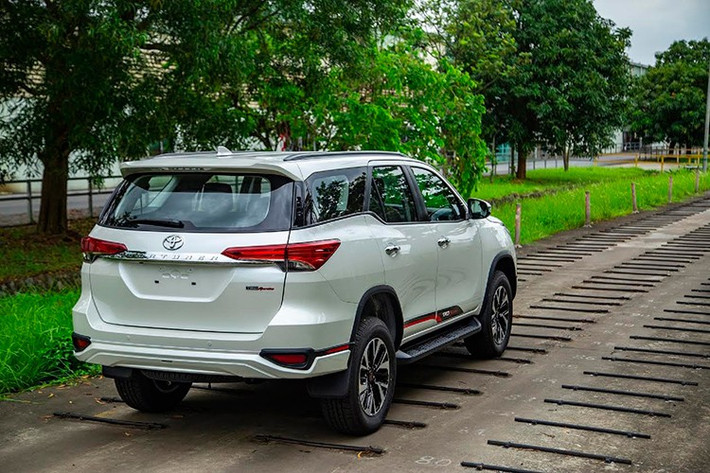 Bên cạnh đó, khi mua xe chạy dịch vụ, người mua có nhiều lựa chọn hơn trước, đặc biệt là ở phân khúc MPV 7 chỗ cỡ nhỏ như Ertiga hay Xpander có giá bán dễ tiếp cận hơn nhiều so với xe SUV 7 chỗ cỡ trung như Fortuner. Tuy vậy, Toyota Fortuner vẫn là mẫu xe sừng sỏ với doanh số đứng đầu trong phân khúc mà nó đang đứng.