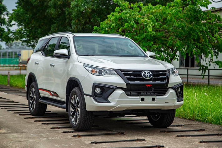 Không chỉ Fortuner tỏ ra sa sút về phong độ, dòng xe MPV - Innova cũng được giảm giá, giảm mạnh nhất là thời điểm trước Tết dương lịch 2020, mẫu xe Innova phiên bản số sàn 2.0 MT ghi nhận có mức giảm giá lên đến 100 triệu đồng hoặc hơn tùy đại lý trước sức ép từ đối thủ “bất đắt dĩ” Mitsubishi Xpander. Theo đó, Innova phiên bản số sàn 2.0 MT được giảm 100 triệu đồng vào mức giá niêm yết 771 triệu đồng.