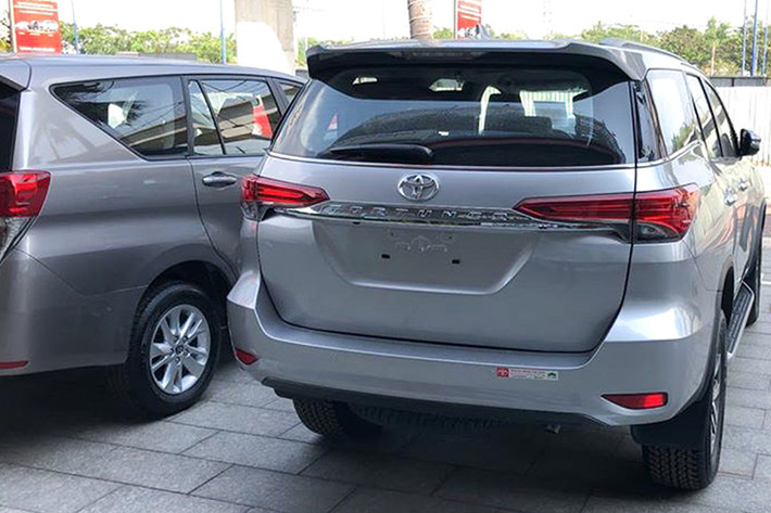 Tại thị trường Việt, Toyota Fortuner luôn đảm bảo về nguồn cung ổn định trong nước. Dòng xe Fortuner có rất nhiều lợi thế như: thương hiệu mạnh, động cơ bền bỉ đã được kiểm chứng, và Fortuner từng là mẫu xe ít rớt giá so với các đối thủ. Chính vì thế, Fortuner luôn nằm trong tầm ngắm của khách Việt mua xe theo kiểu “ăn chắc mặc bền”.