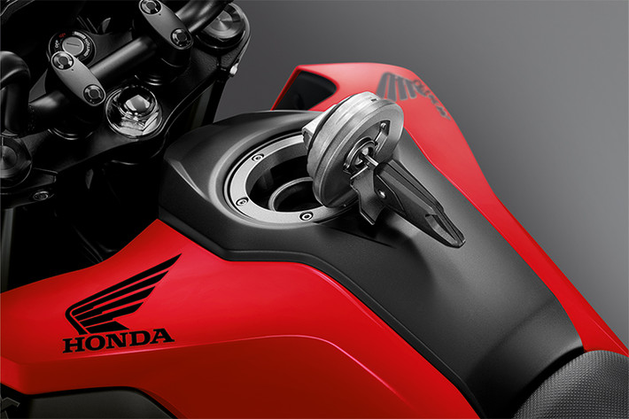 Hệ thống treo trên Honda MSX 125 2020 gồm phuộc trước hành trình ngược với vỏ phuộc màu vàng, rất giống với loại phuộc được trang bị trên các mẫu xe cao cấp, trong khi giảm xóc sau dạng lò xo trụ đơn làm tăng vẻ thể thao cho xe.