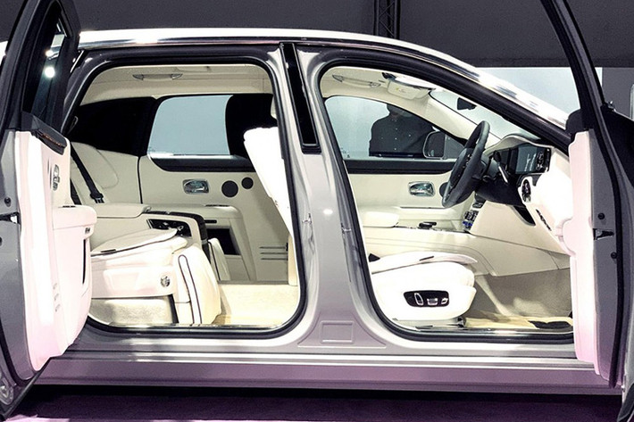Bên trong khoang lái của Rolls-Royce Ghost 2021 có điểm nhấn chính là chi tiết trang trí hoàn toàn mới có tên Illuminated Fascia. Về cơ bản, đây là "bầu trời sao" nằm trong mặt táp-lô, thành quả sau 2 năm và hơn 10.000 giờ lao động của các kỹ sư của hãng xe siêu sang Rolls-Royce.
