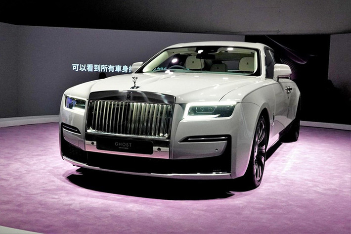 Sau hơn một thập kỷ có mặt trên thị trường, dòng xe siêu sang Rolls-Royce Ghost đã bước sang một thế hệ hoàn toàn mới để mang đến những trải nghiệm lạ hơn cho giới siêu giàu. Trong đó, hãng xe siêu sang Anh quốc đã giới thiệu Rolls-Royce Ghost thế hệ mới vào tháng 9 vừa qua và đến nay, các thị trường quan trọng của hãng đã được giới thiệu Rolls-Royce Ghost 2021, trong đó có Hồng Kông.