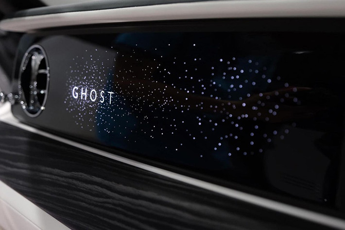 Chiếc xe siêu sang Rolls-Royce Ghost thế hệ hoàn toàn mới sẽ dùng động cơ xăng V12, tăng áp kép, dung tích 6.75 lít, tạo ra công suất tối đa 563 mã lực tại vòng tua máy 5.000 vòng/phút và mô-men xoắn cực đại 850 Nm tại vòng tua máy 1.600 vòng/phút như trước.