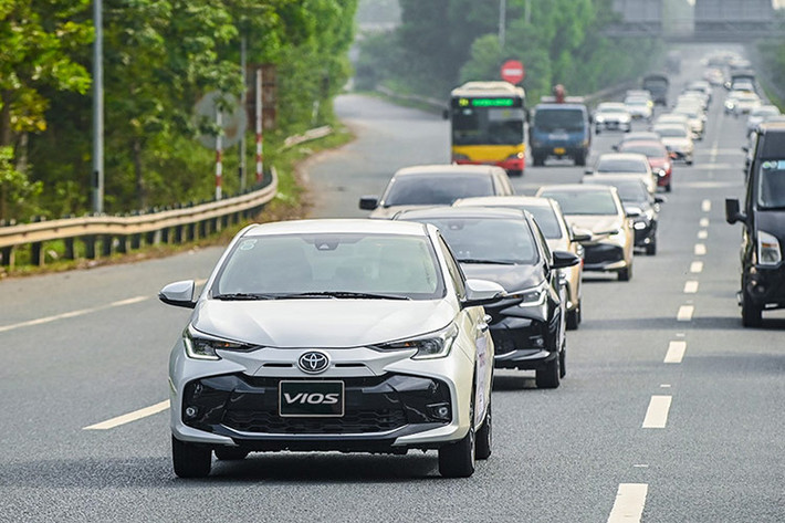 Toyota Vios: 1.010 xe Trong tháng 8, Toyota Vios bán được 1.010 xe, giảm hơn 600 xe so với tháng trước. Với kết quả này, Toyota Vios đứng ớ vị trí thứ 5 trong Top 10 xe bán chạy nhất tháng và tụt 2 bậc so với tháng 7/2024. Lũy kế doanh số 8 tháng từ đầu năm của Vios đạt 6.970 xe, nhiều hơn đối thủ Accent 60 xe.