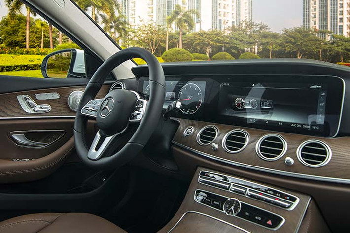 Nội thất của E200 Exclusive được ốp gỗ tần bì vân nổi tạo cảm giác sang trọng pha trộn sự hiện đại, bên cạnh đó, gỗ tần bì cũng không để bám dấu vân tay. Một trong những trang bị nổi bật của E 200 Exclusive phải kể tới bảng đồng hồ kỹ thuật số với màn hình 12,3 inch kết hợp với màn hình giải trí có cùng kích thước.