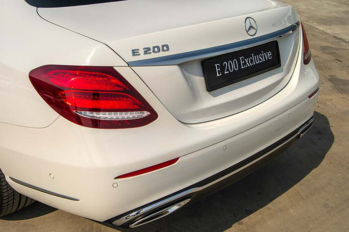 Mâm xe E200 Exclusive là loại 18-inch, 5 chấu kép với thiết kế chấu hình chữ V đẹp mắt. Ốp bệ bước cửa trước với dòng chữ “Mercedes-Benz” phát sáng là điểm nhấn ngay khi mở cửa xe.