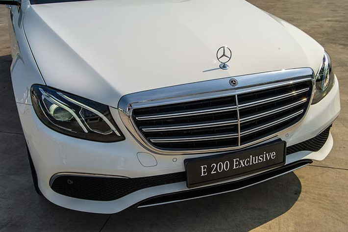 Phiên bản E200 Exclusive sở hữu ngoại thất sang trọng và thanh lịch với gói trang trí ngoại thất Exclusive. Phần đầu xe nổi bật với cụm lưới tản nhiệt và logo truyền thống của thương hiệu xe sang Mercedes-Benz.