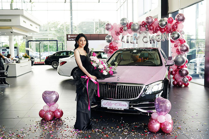 Chiếc xe siêu sang Mercedes-Maybach S450 4Matic của "ngọc nữ bolero" Lily Chen thuộc phiên bản nâng cấp mới nhất đang bán tại Việt Nam nên có sự khác biệt rất lớn so với Mercedes-Maybach S450 4Matic của Phan Thành. Đầu tiên chính là việc xe có lưới tản nhiệt được thiết kế lại hoàn toàn. Thay cho lưới tản nhiệt 3 thanh ngang mạ crôm ở bản cũ, Mercedes-Maybach S450 4Matic mới có lưới tản nhiệt dạn thanh nan dọc.