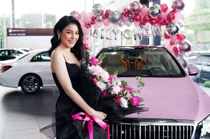 Hiện tại, số lượng người trong showbiz Việt sở hữu Mercedes-Maybach S450 4Matic đời mới không nhiều, chính vì đó, sự chịu chơi của "ngọc nữ bolero" Lily Chen đã khiến không ít người bất ngờ. Mercedes-Maybach S450 4Matic của Lily Chen mới mua có ngoại thất sơn màu đen với một chi tiết khiến nhiều người liên tưởng đến chiếc xe Rolls-Royce Ghost của "nữ hoàng nội y" Ngọc Trinh đó chính là việc nửa thân trên xe dán đề-can màu hồng kim tuyến nổi bật.