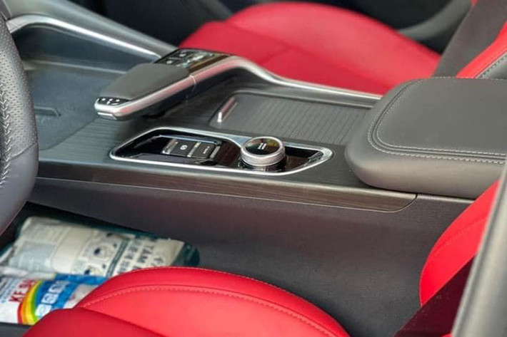 Về an toàn, Changan Uni-T bản cao cấp tại thị trường Trung Quốc sẽ có hệ thống hỗ trợ lái tự động cấp độ 3 nhờ được trang bị 5 radar sóng milimet, 6 camera và 12 radar siêu thanh.