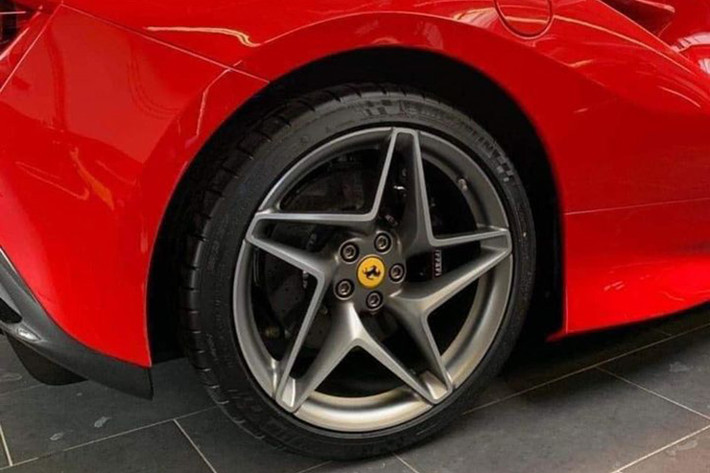 Bên cạnh trọng lượng được giảm cân, siêu xe mui trần Ferrari F8 Spider đầu tiên về Việt Nam còn sở hữu thiết kế khí động học tốt và hiệu quả hơn 10% so với mẫu xe tiền nhiệm là Ferrari 488 Spider. Xe được trang bị động cơ V8, dung tích 3.9 lít, tăng áp kép, tạo ra công suất tối đa 711 mã lực và mô-men cực đại 770 Nm. Các thông số này tương đương với Ferrari 488 Pista Spider.