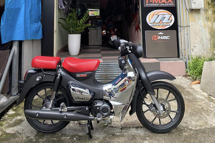 Phiên bản Honda Super Cub C125 Disney Limited Edition cũng sử dụng động cơ dung tích 124cc, 4 thì, xi-lanh đơn, làm mát bằng không khí, kết hợp với hệ thống phun xăng điện tử. Động cơ này sản sinh công suất 9.65 mã lực, mô-men xoắn cực đại 10.4 Nm.