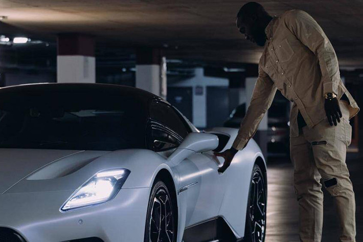 Ngay lập tức, tiền đạo của Chelsea yêu chiếc siêu xe Maserati MC20 này này đến mức chụp ảnh khoe luôn trên Instagram kèm chú thích "My new baby" (Em yêu mới của tôi).