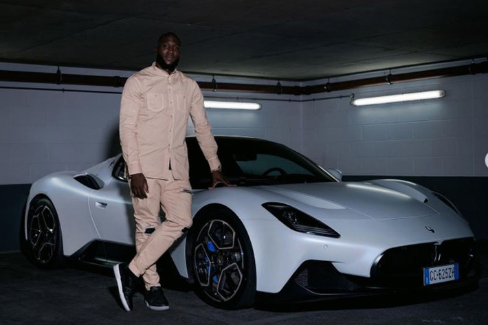 Trái ngược với phong độ trồi sụt trên sân, mới đây Lukaku đã bổ sung cho bộ sưu tập xe hơi của mình siêu xe Maserati MC20 hoàn toàn mới trị giá 220.000 euro.