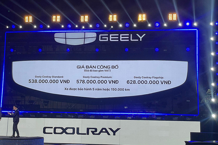 Mức giá xe Geely Coolray 2025 cho 3 phiên bản gồm: Standard (538 triệu đồng), Premium (578 triệu đồng) và Flagship (628 triệu đồng). So với mẫu xe đang bán chạy nhất phân khúc là Mitsubishi Xforce, tân binh Coolray đang có mức giá rẻ hơn tới vài chục triệu đồng.