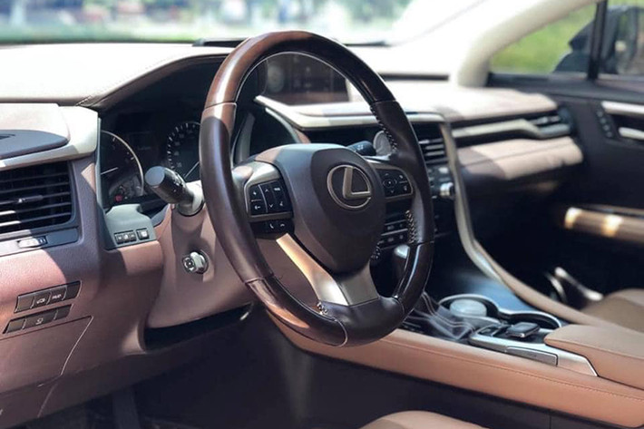 Xe được trang bị cửa sổ trời đóng mở bằng điện, nhưng chỉ có diện tích kéo dài tới hàng ghế trước. Vô lăng thể thao 3 chấu bọc da cao cấp được thiết kế tiện lợi với nhiều nút bấm thông minh, tiện dụng. Bên cạnh đó, xe còn sở hữu Touchpad điều khiển màn hình được Lexus bố trí bên dưới, cùng với núm chuyển đổi các chế độ lái, hệ thống ổn định điện tử...