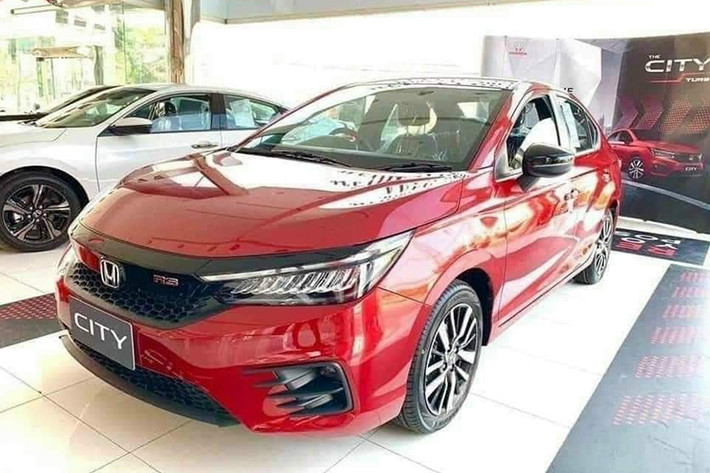 Sau khi mẫu SUV CR-V mới được ra mắt cuối tháng 7 vừa qua, Honda City 2021 mới hiện được xem là cái tên được nhiều tín đồ của hãng xe Nhật Bản chờ đợi. Mẫu xe này ra mắt thị trường toàn cầu lần đầu tiên tại Thái Lan hồi đầu năm nay với rất nhiều cải tiến hấp dẫn.