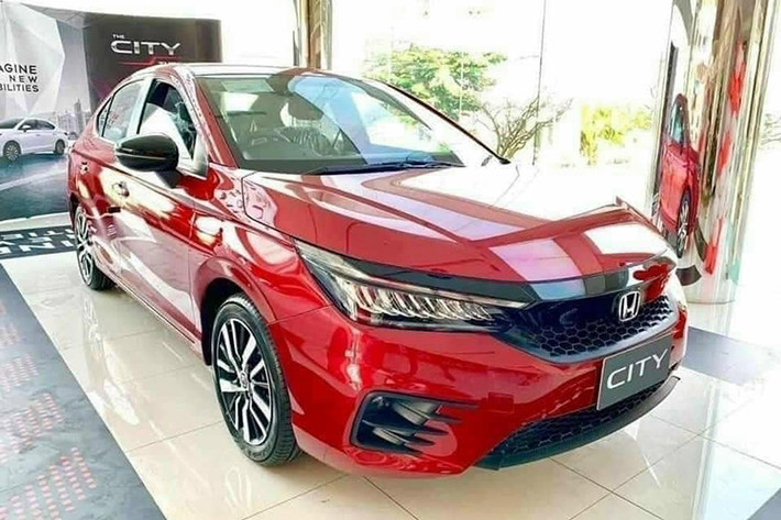 City 2020 sở hữu những công nghệ an toàn tiên tiến gồm cấu trúc thân G-CON (G-Force Control), 6 túi khí, phanh ABS, phân bổ lực phanh điện tử EBD, ổn định thân xe VSA, hỗ trợ khởi hành ngang dốc HSA và camera quan sát sau đa góc. Mức giá xe Honda City 2021 theo đại lý tiết lộ khoảng từ 580 triệu - 620 triệu đồng từ phiên bản thường đến RS.