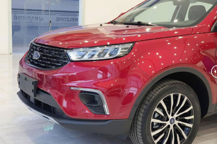 Ngoại hình của Ford Territory ấn tượng với cặp đèn pha/cos Full LED với 4 khoang riêng biệt cùng tính năng tự động bật/tắt và điều chỉnh góc đánh lái khi vào cua. Lưới tản nhiệt dạng tổ ong sơn đen với tạo hình hình vân 3D mang đến phong cách thể thao cho mẫu xe nhà Ford.