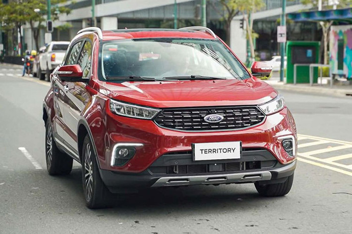 Trước ngày ra mắt chính thức, một số đại lý đã thông báo nhận đặt cọc mẫu Crossover (CUV) mới của thương hiệu Mỹ với mức giá tạm tính khoảng hơn 700 triệu đồng. Nếu mức giá xe Ford Territory 2021 dưới 1 tỷ đồng là sự thật, đây sẽ là bài toán khó giải cho các đối thủ cùng phân khúc như Mazda CX-5, Honda CR-V hay Hyundai Tucson.