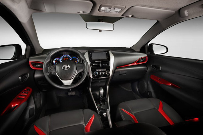 Bộ body kit độ Toyota Vios Sport Package bổ sung thêm rất nhiều điểm nhấn màu đỏ, tăng thêm phần hấp dẫn cho nội thất xe hơi. Cụ thể, chiếc Vios Sport Package sở hữu lớp sơn hoàn thiện màu đỏ bóng trên khu vực điều hòa và tay vịn ở cửa.