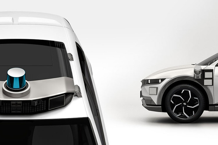 Nhưng quan trọng là bản thân chiếc xe Hyundai Ioniq 5 tự lái này có thể vận hành an toàn mà không cần người lái can thiệp. Như tưởng tượng, robotaxikhông khí thải này được trang bị các công nghệ tiên tiến, ví như hơn 30 cảm biến bao gồm sự kết hợp của camera, radar và lidar.
