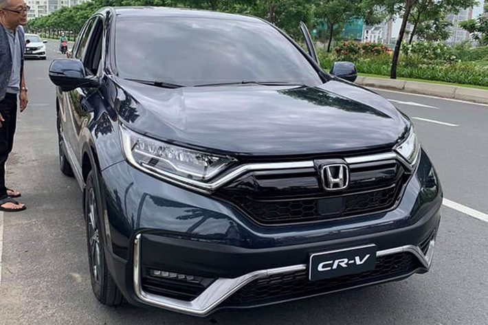 Hơn 2 năm kể từ ngày ra mắt thế hệ thứ 5 tại Việt Nam, hãng xe Nhật Bản cuối cùng cũng chịu nâng cấp Honda CR-V 2020 mới với một số thay đổi ở ngoại thất so với trước đây. Không những bổ sung thêm trang bị mới, Mẫu đây còn là mẫu xe đáng chờ đợi khi sẽ được lắp ráp trong nước và hưởng ưu đãi 50% lệ phí trước bạ.